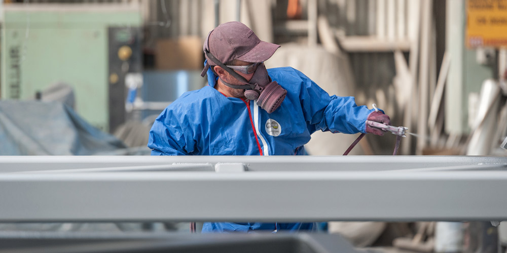 Ausvic man spray painting